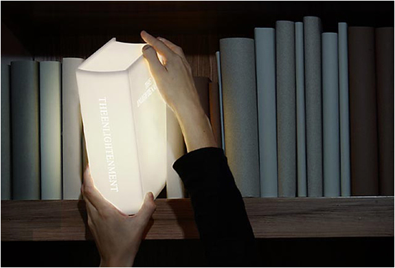 Lámpara con forma de libro